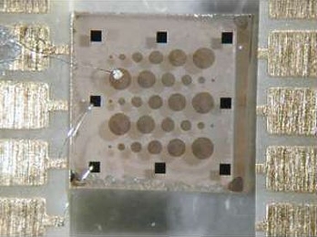 The researchers’ experimental setup consisted of a sample of the lanthanum aluminate-strontium titanate composite, which looks like a slab of thick glass, with thin electrodes deposited on top of it.