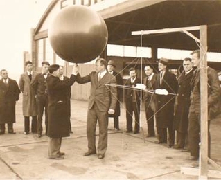 Carl-Gustaf Rossby, center, with a radiosonde in 1934.