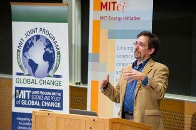<i>The New York Times</i> Dot Earth writer Andrew Revkin speaks at MIT.