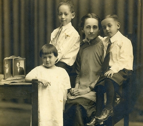 Mae Watkins Franking and her children

