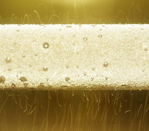 Images such as this, showing droplets being shed from a superhydrophobic surface (light band at center), revealed the charging of the droplets.