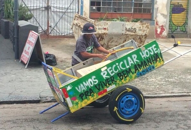 A Pimp my Carroça cart displays the text: “Let’s recycle today so that we live well tomorrow.”