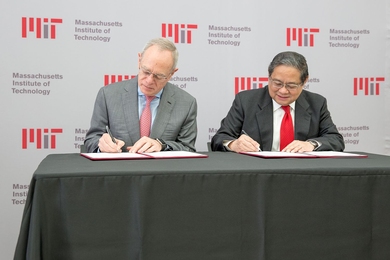 MIT President L. Rafael Reif (left) and Victor Fung ’66 sign documents related to Fung’s gift to MIT in support of makerspaces. 