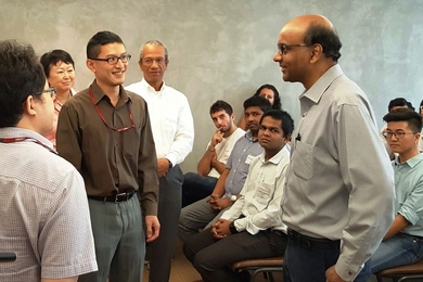 Tharman Shanmugaratnam (right), Singapore deputy prime minister and coordinating minister for economic and social policies, learn about a startup at SMART@SGInnovate.