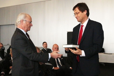 His Majesty King Carl XVI Gustaf of Sweden, left, meets MIT professor of physics Max Tegmark, right, during the king’s visit to MIT on Friday, May 5. The Stockholm-born Tegmark conducted an exchange of gifts with the Swedish delegation, which included multiple books by MIT faculty and about MIT. 