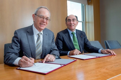 MIT President L. Rafael Reif (left) and Iberdrola Chairman and CEO Ignacio S. Galán