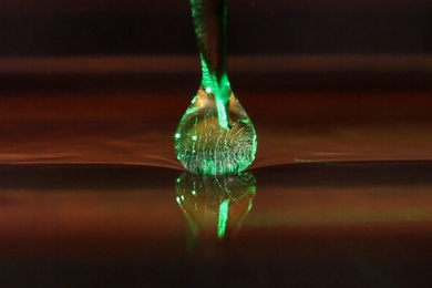 Visualization of vortices in a drop of silicone oil sitting on a warm bath. The temperature difference generates a recirculating flow that is visualized by shining a green laser light on fluorescent particles that are added as passive tracers within the drop.
