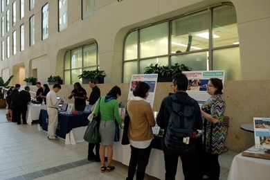 International participants in J-WEL’s October 2017 inaugural J-WEL Week learn about educational innovations at MIT during the Learning Everywhere Project Showcase.