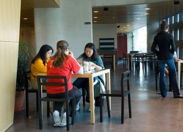 Students eating in the Simmons Dining Hall