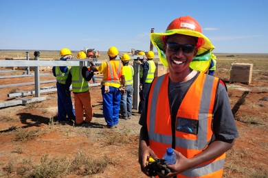 Prosper Nyovanie, a 2017-19 Legatum Fellow, trains local community members in Boshof, South Africa, to build a utility-scale photovoltaic power plant.