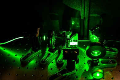 The experimental setup used by the researchers to test their magnetic sensor system, using green laser light for confocal microscopy.