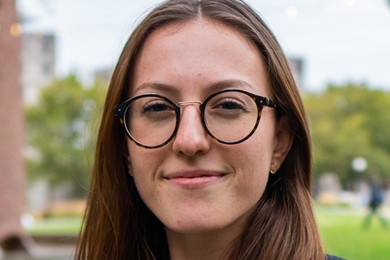 Headshot photo of Chloé Gengten, with trees in the background