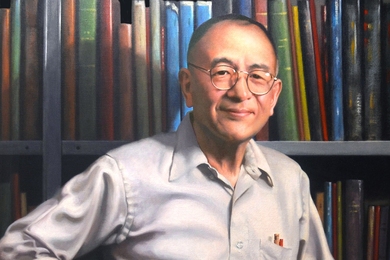 Photo of an older Nelson Kiang posing in front of a bookcase