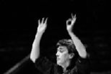 Dante Anzolini conducts the MIT Symphony Orchestra.