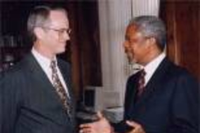 MIT President Charles Vest speaks with UN Secretary General Kofi Annan in June 1997, when Annan was MIT Commencement speaker.