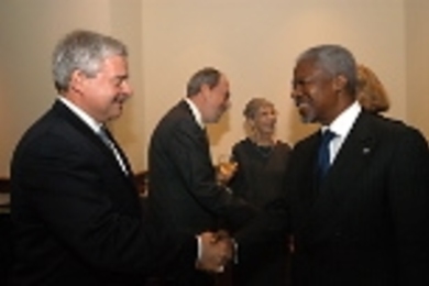 Sloan dean Richard Schmalensee (left) welcomes U.N. Secretary-General Kofi Annan (S.F. 1972) to a reception on Oct. 10.