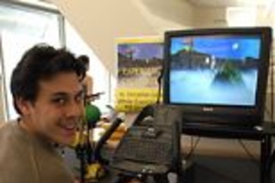 Sloan School graduate student Harris Rabin demonstrates CycleScore, an interactive exercise program that he and three colleagues created as an iCampus project.