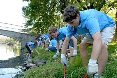 Freshmen clipped weeds and cleaned along the banks of the Charles River in Boston on Sept. 3 as part of the annual community service event CityDays. <a onclick="MM_openBrWindow('frosh-citydays-enlarged.html','','width=509, height=583')">
<span onmouseover="this.className='cursorChange';">Open image gallery</span>
</a>
<noscript> <a href="frosh-citydays-enlarged.html">
<em>(no JavaScript)</em>
</a>...