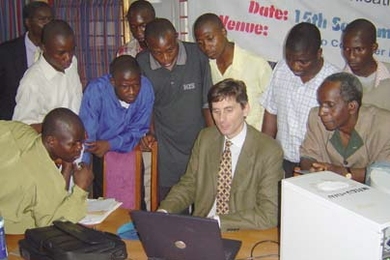Professor Jesus del Alamo demonstrates the iLab to staff and students at Obafemi Awolowo University in Ile-Ife, Nigeria, in April 2004.