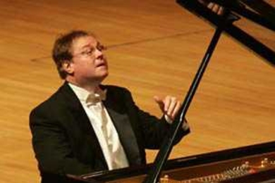 MIT senior lecturer and pianist David Deveau, who will be at Jordan Hall on Jan. 14, performs in China in 2004.