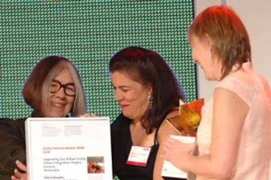 Presentation of the Global Holcim Awards 2006 Gold-Venezuela prize by Dean AdÌ¬le NaudÌ© Santos, left, to Maria InÌ©s Pocaterra and Silvia Soonets of Proyectos Arqui.
