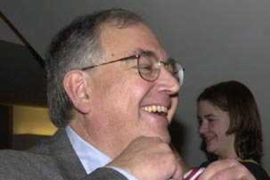 Bill Hecht, then the executive vice president of the Alumni Association, demonstrates the proper way to tie a bowtie during MIT Charm School in 2002.