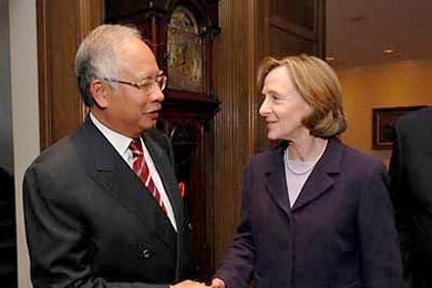 MIT President Susan Hockfield welcomes Dato' Sri Mohd Najib Tun Abdul Razak, deputy prime minister of Malaysia, to a reception she hosted to welcome participants to the 2007 BIO International Convention held in Boston, May 6-9. <a onclick="MM_openBrWindow('bio-1-enlarged.html','','width=509, height=583')">
<span onmouseover="this.className='cursorChange';">Open image gallery</span>
</a>
<noscri...