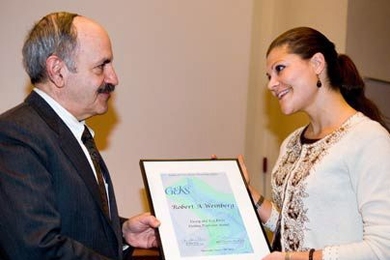 MIT Professor Robert Weinberg receives the Georg and Eva Klein Award from Crown Princess Victoria of Sweden at a ceremony in Stockholm on Jan. 29, 2008.