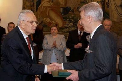 MIT Professor Emeritus JÃ¡nos MiklÃ³s BeÃ©r is awarded the Hungarian President's Award by the President of the Hungarian Academy of Sciences, Dr. Szilveszter Vizi (right), at a ceremony at the academy in Budapest, Hungary.