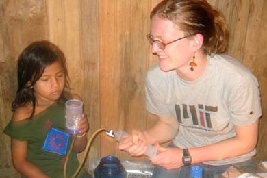 MIT student Kendra Johnson, right, conducts a coliform test with a young resident of Santa Ana, Ecuador. <a onclick="MM_openBrWindow('ecuador-filter-enlarged.html','','width=509, height=583')"><span onmouseover="this.className='cursorChange';"><strong>Open image gallery</strong></span></a><noscript> <a href="ecuador-filter-enlarged.html"><em>(no JavaScript)</em></a></noscript>