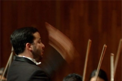 Adam Boyles conducts the MIT Symphony Orchestra.