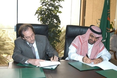 Center Director Professor John H. Lienhard and KFUPM Rector Khalid S. Al-Sultan signing the research contract.
