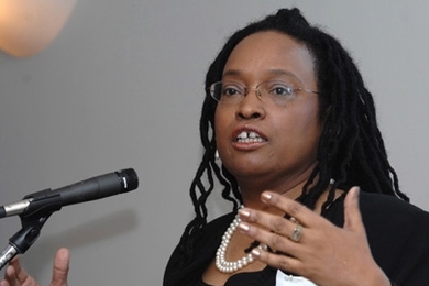 Robbin Chapman SM '99, PhD '06, manager of diversity recruitment in the School of Architecture and Planning, welcomes participants to a diversity roundtable discussion held Monday, March 9, at the Faculty Club at MIT.