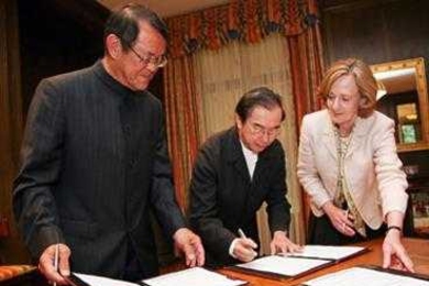 Computer Science and Artificial Intelligence Lab (CSAIL) Director Victor Zue, left, Quanta Computer Chairman Barry Lam and MIT President Susan Hockfield sign a five-year, $25 million agreement that extends Quanta's research collaboration with CSAIL on developing new information technologies.