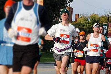 Benjamin Rapoport, an MD/PhD student in the Harvard-MIT Division of Health Sciences and Technology, runs in the 2009 Chicago marathon.