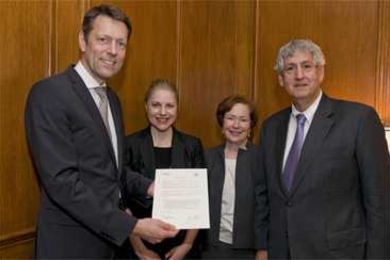 Dr. Georg Schuette from the German Ministry of Education and Research signs an agreement to establish the MIT Germany Seed Fund.