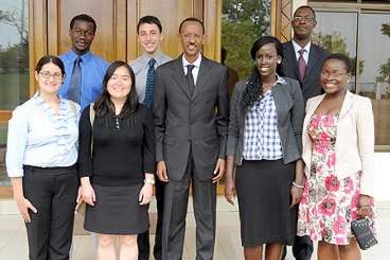 President Kagame with the MIT students after their meeting at Village Urugwiro.