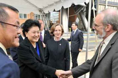 Liu meets with Chancellor Eric Grimson as President Susan Hockfield and CSAIL Director Victor Zue look on.