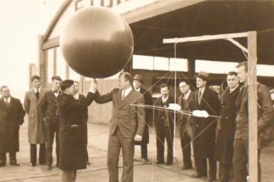 Carl-Gustaf Rossby, center, with a radiosonde in 1934.