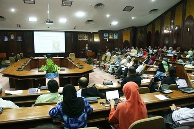 Richard Larson presents a lecture at Universiti Teknologi Malaysia (UTM) on Sept. 20.