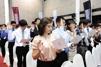 Members of SUTD&#39;s inaugural class recite the SUTD Student Honor Code, which was written by the students.