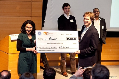 Jacob DeWitt of UPower received his prize for the winning pitch at the first Future Energy @ MIT contest. At left: Malini Sridharan, MIT Sloan student and co-director of the Clean Energy Prize.