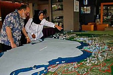 MIT and UTM faculty meet with the staff at the Iskandar Regional Development Authority in Johor Bahru, Malaysia to talk about strategies for sustainable economic development.