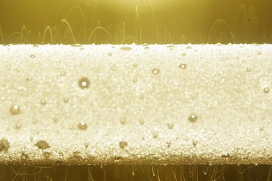 Images such as this, showing droplets being shed from a superhydrophobic surface (light band at center), revealed the charging of the droplets.
