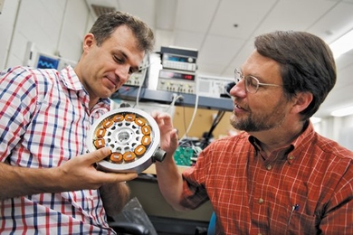 Mohammad Imani-Nejad PhD ’13 of the Laboratory for Manufacturing and Productivity (left) and David L. Trumper of mechanical engineering are building compact, durable motors that can operate at high speeds, making devices such as compressors and machine tools more efficient and serving as inexpensive, reliable energy storage systems.