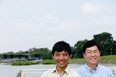 NUS collaborator Koay Teong Beng, research associate at Tropical Marine Science Institute (left), and Kelvin Ng Chee-Loon, research scientist at SMART CENSAM (right), launch the LED-induced fluorescence sensor that resides within the NUS ARL STARFISH autonomous underwater vehicle.