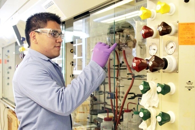 Suan Tuang works in laboratory