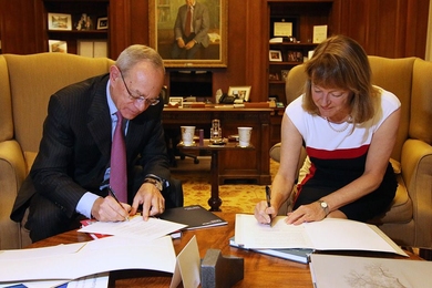 MIT President L. Rafael Reif (left) and Imperial College President Alice Gast sign the agreement for a new joint fund that will support early-stage research and strengthen ties between the two universities. 
