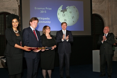 King Willem-Alexander of the Netherlands (center) and Martijn Sanders (right), chair of the board of the Praemium Erasmianum Foundation, present the prize to Wikipedia representatives (l-r) Adele Vrana, Lodewijk Gelauff, and Phoebe Ayers.
