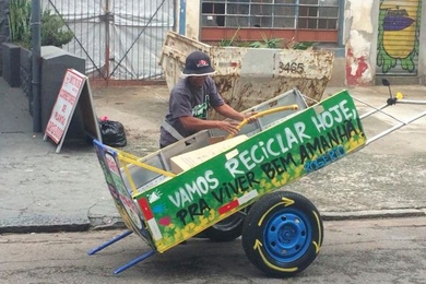 A Pimp my Carroça cart displays the text: “Let’s recycle today so that we live well tomorrow.”